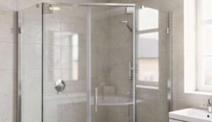 Macchie di calcare sul vetro della doccia: la soluzione con acido citrico che le scioglie in 10 minuti