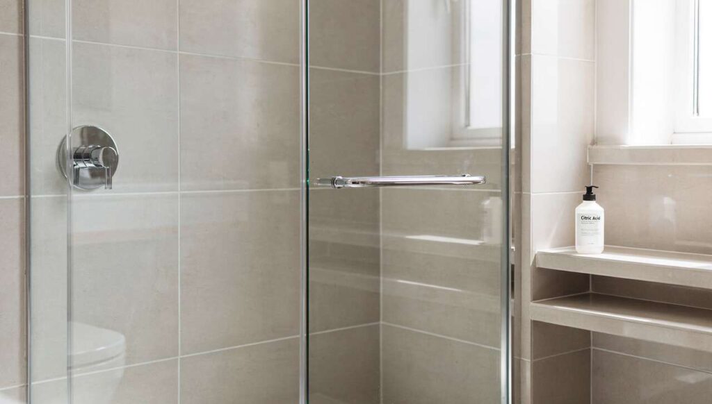 Macchie di calcare sul vetro della doccia: il rimedio con acido citrico che funziona al primo colpo