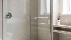 Macchie di calcare sul vetro della doccia: il rimedio con acido citrico che funziona al primo colpo